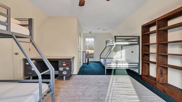 4 bedrooms, iron/ironing board, free WiFi, bed sheets