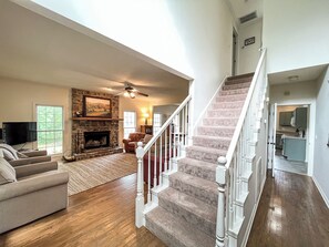 智能電視、壁爐、書籍