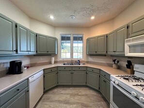 雪櫃、微波爐、焗爐、爐具