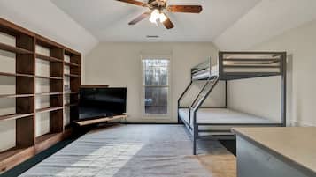 4 bedrooms, iron/ironing board, free WiFi, bed sheets