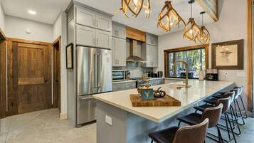 Frigorífic, microones, forn i placa de cuina