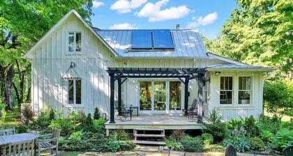 Forest Retreat: Poolside Bliss Close to Campus