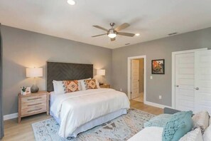 3 室のベッドルーム、WiFi (無料)、ベッドシーツ