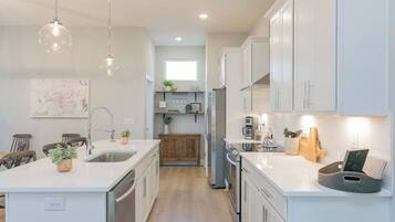 Een koelkast, een magnetron, een oven, een kookplaat