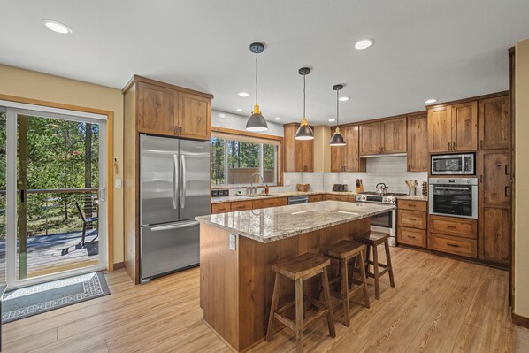 Kylskåp, mikrovågsugn, ugn och spishäll