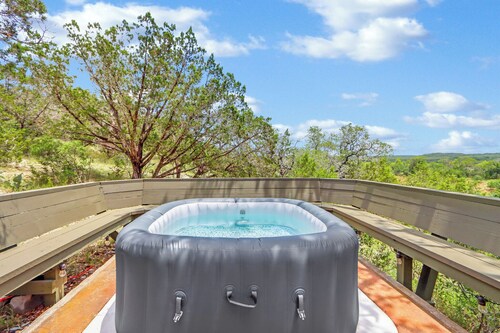 Hot Tub, EV Charger, Plus Stunning Hill Country Stargazing & Wildlife