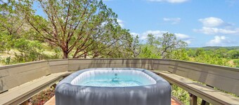 Hot Tub, EV Charger, Plus Stunning Hill Country Stargazing & Wildlife
