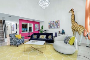 TV - Urban Retreat + Hot Tub & Bold Art Vibes (Canyon Lake)