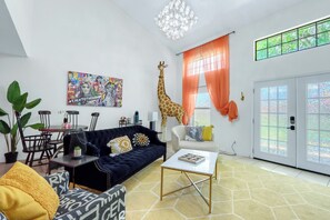 TV - Urban Retreat + Hot Tub & Bold Art Vibes (Canyon Lake)