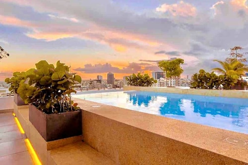 Urban Gem in Santo Domingo City Center, Rooftop Pool, Hot Tub, Grill, City Views.