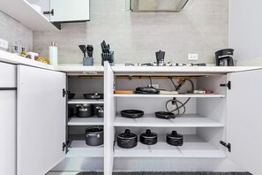 Frigorífic, microones, placa de cuina i cafetera i tetera