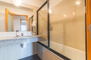 Dusche, Haartrockner, Handtücher, Toilettenpapier