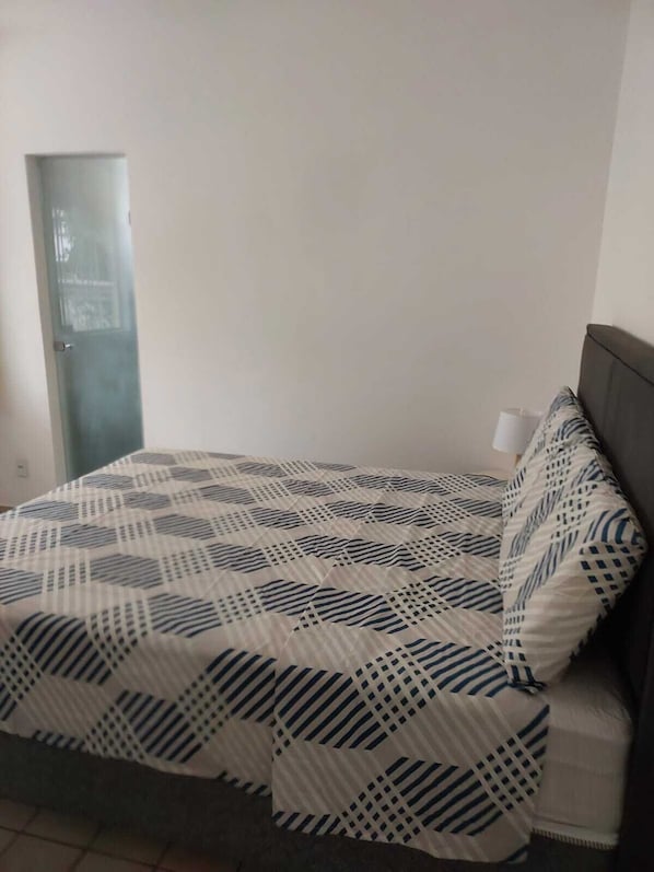 3 habitaciones, tabla de planchar con plancha, wifi y ropa de cama 