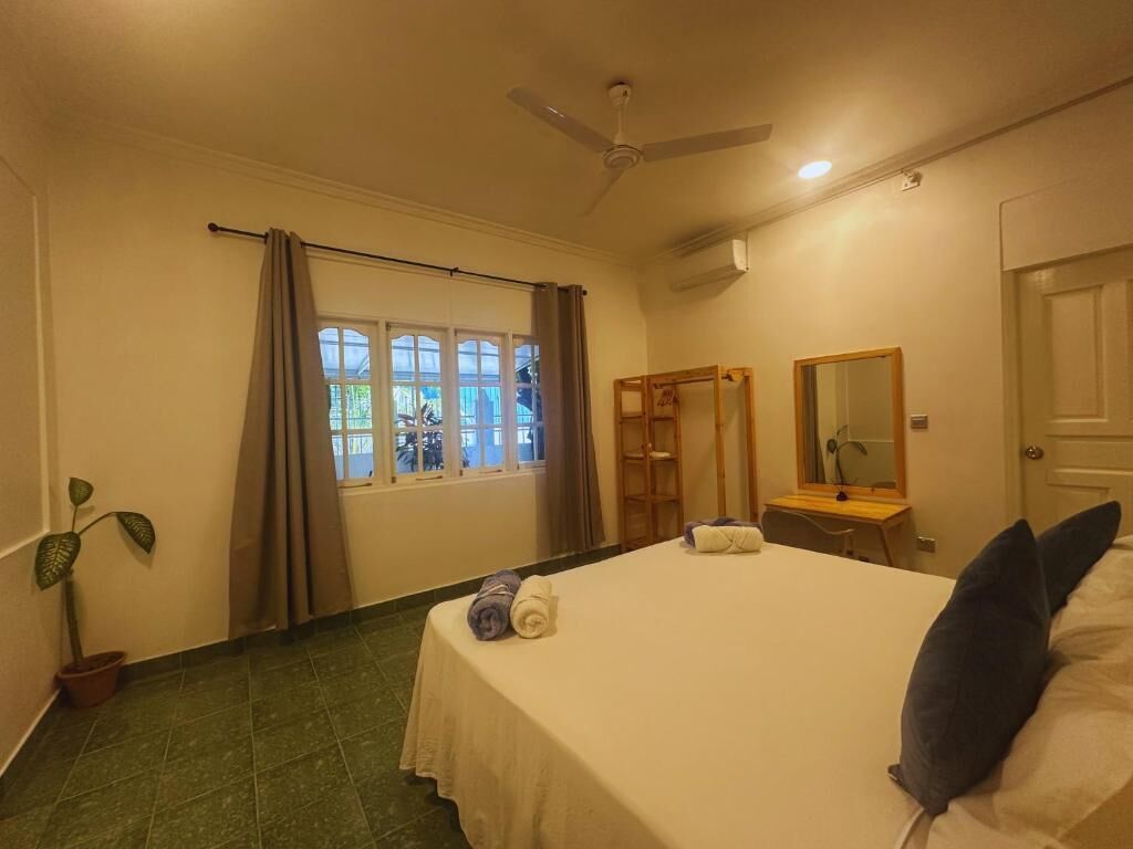 4 habitaciones, tabla de planchar con plancha, wifi y ropa de cama 