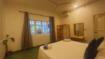 4 habitaciones, tabla de planchar con plancha, wifi y ropa de cama