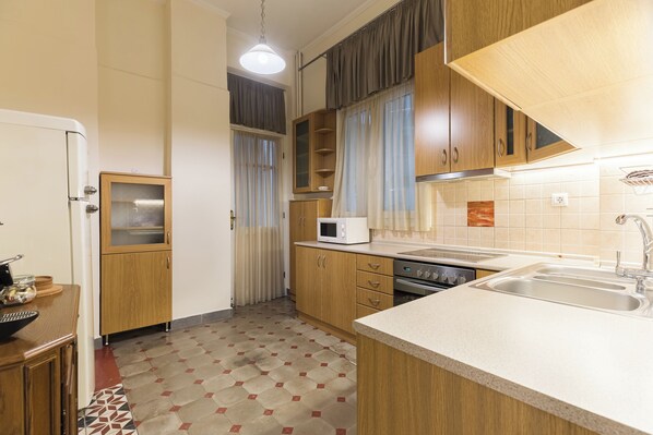 Apartment, 3 Bedrooms, Pets Allowed | Private kitchen | Espresso maker, electric kettle, toaster