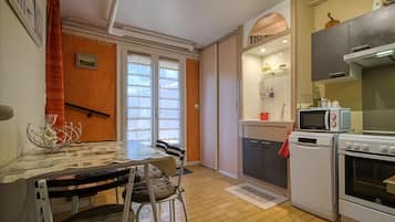 Frigorífico, microondas, horno y placa de cocina