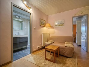 Interior - Holiday Home 'La Bastide De La Coda' with Wi-Fi (Châteauneuf-du-Rhône)