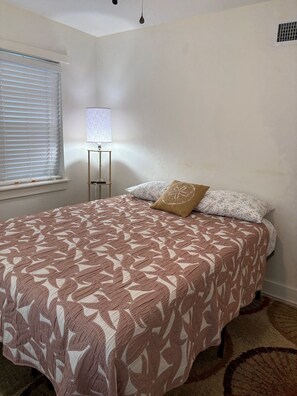 2 bedrooms, desk, iron/ironing board, free WiFi - Completely furnished and walking distance from Keesler AFB and the beach! (Biloxi)