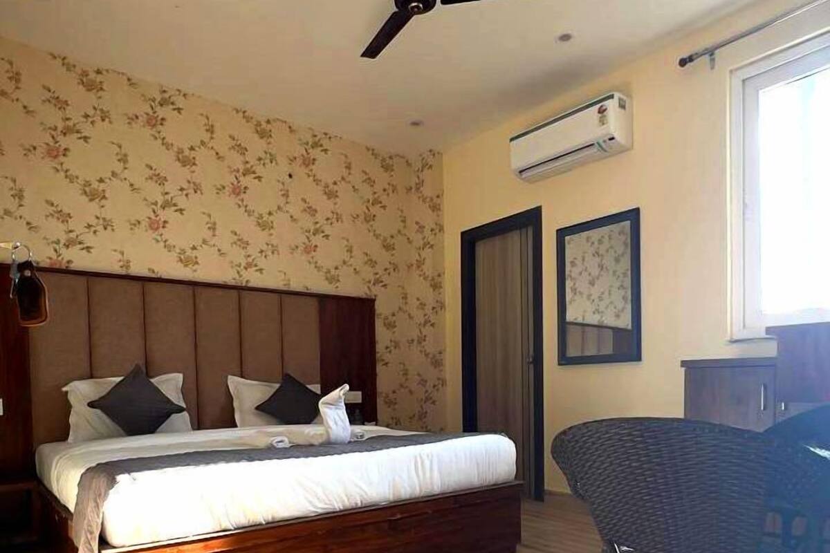 Deluxe Double Room | Meja, seterika/papan seterika, katil lipat simpan/tambahan