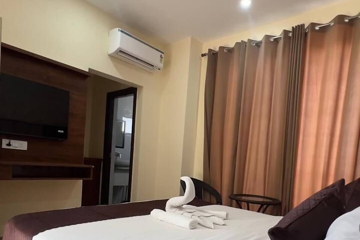 Luxury Double Room, City View | Meja, seterika/papan seterika, katil lipat simpan/tambahan