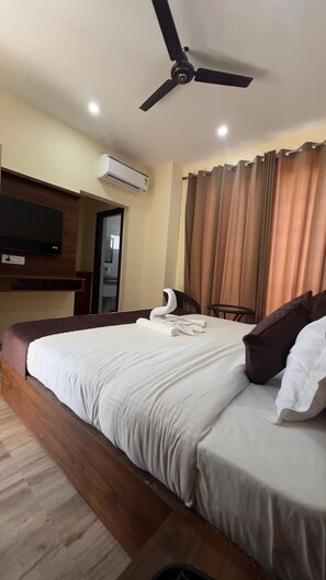 Luxe tweepersoonskamer, uitzicht op de stad | Een bureau, een strijkplank/strijkijzer, extra bedden (toeslag)