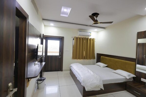 Laptop workspace, free WiFi - Hotel Vardhman (Ujjain)