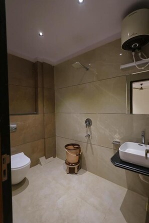 Shower, free toiletries, towels, soap - Hotel Vardhman (Ujjain)