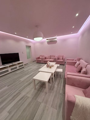Smart TV, fireplace