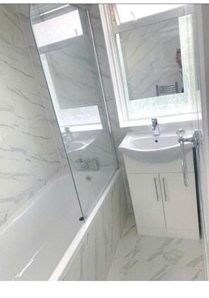 Shower, towels - London Blissful Retreat - 4 Bedroom House (London)