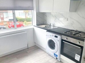 Fridge, microwave, oven, stovetop - London Blissful Retreat - 4 Bedroom House (London)