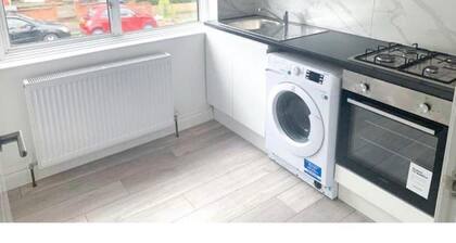 London Blissful Retreat - 4 Bedroom House