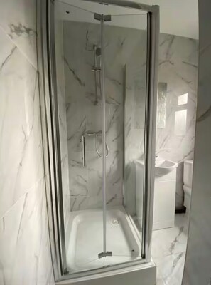 Shower, towels - London Blissful Retreat - 4 Bedroom House (London)