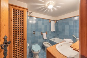 Shower, hair dryer, towels - Casa Benedeta, comfortable and panoramic (Cortina d´Ampezzo)