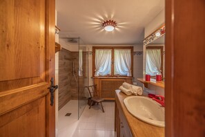 Douche, sèche-cheveux, serviettes fournies