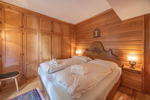 4 bedrooms, desk, iron/ironing board, free WiFi