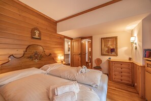 4 slaapkamers, een bureau, een strijkplank/strijkijzer, gratis wifi