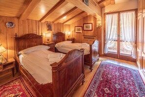 4 bedrooms, desk, iron/ironing board, free WiFi