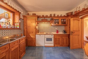Kylskåp, ugn, diskmaskin och kaffe- och tebryggare