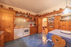 Frigorífico, horno, lavavajillas y cafetera o tetera