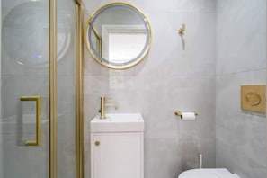 Douche, savon, papier toilette