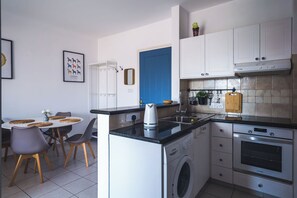 Fridge, oven, stovetop, electric kettle