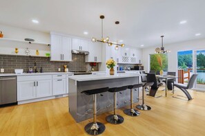 Fridge, microwave, oven, stovetop - Charming Lakefront 6b3b with Panoramic Views (Auburn)