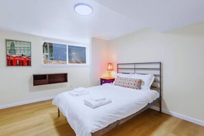 Tabla de planchar con plancha, wifi y ropa de cama 