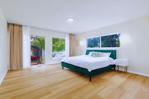 Tabla de planchar con plancha, wifi y ropa de cama