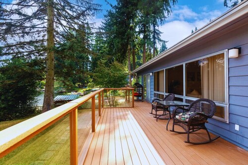 Charming Lakefront 6b3b with Panoramic Views