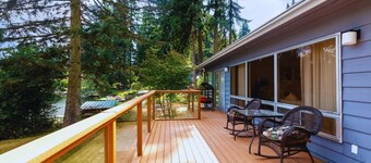 Charming Lakefront 6b3b with Panoramic Views