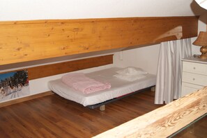 2 bedrooms, iron/ironing board, Internet, bed sheets