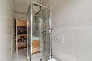 Dusche, Bidet, Handtücher