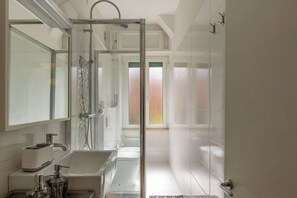Shower, bidet, towels